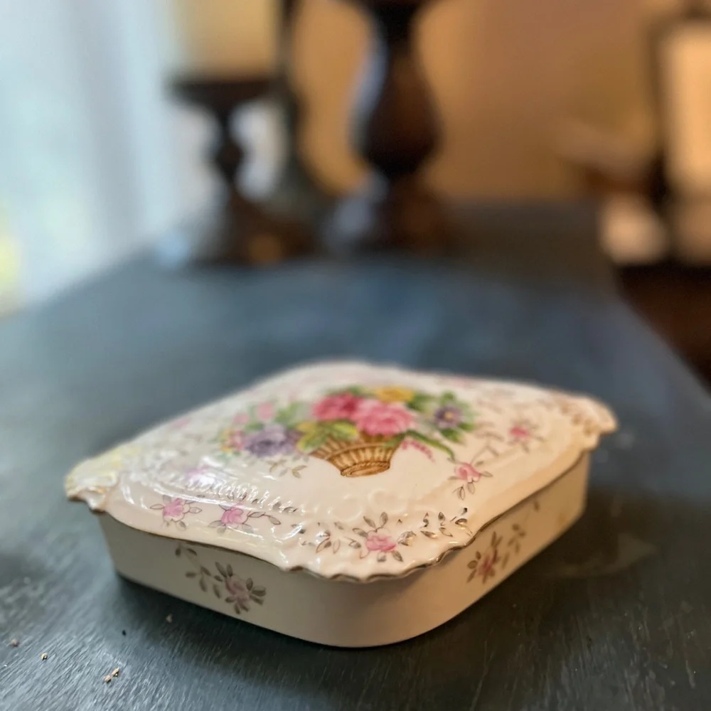 Lipper & Mann vintage Bristol Garden porcelain china trinket/jewelry box.